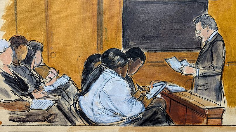 El jurado del caso de conducta sexual inapropiada de Harvey Weinstein escucha la lectura del testimonio de un testigo clave, el 9 de junio de 2025.