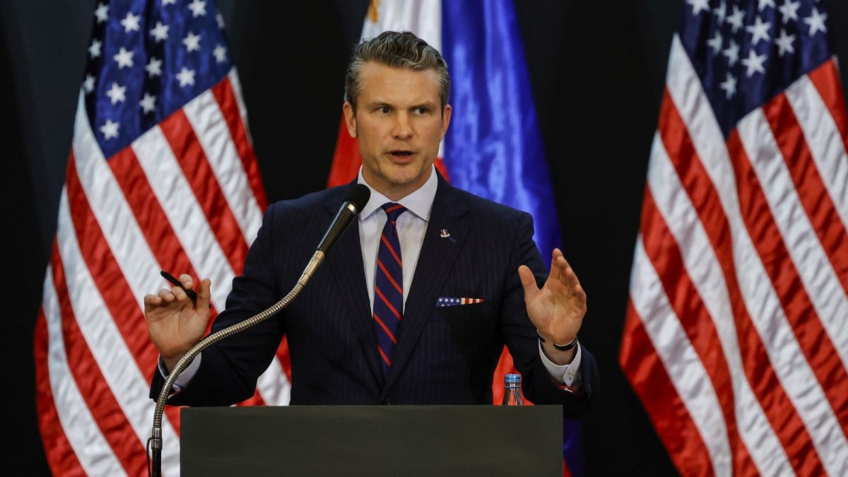 Hegseth elismerte, hogy Oroszország az agresszor, de azért megkurtítja az ukrán katonai segélyeket