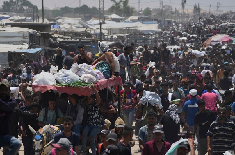 فلسطينيون يحملون أكياسًا تحتوي على مساعدات غذائية وإنسانية، رفح، جنوب قطاع غزة، الثلاثاء 10 يونيو/حزيران 2025. 