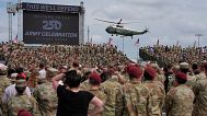 هلیکوپتر Marine One با حضور رئیس‌جمهور دونالد ترامپ آماده فرود است تا ترامپ در روز سه‌شنبه، ۱۰ ژوئن ۲۰۲۵ در فورت برگ سخنرانی کند.