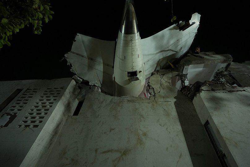 بخشی از بدنه هواپیما در برخورد با ساختمان