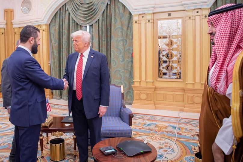 يصافح الرئيس السوري المؤقت أحمد الشرع الرئيس دونالد ترامب في الرياض، المملكة العربية السعودية، يوم الأربعاء 14 مايو/أيار 2025. 