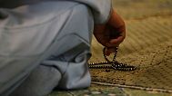 مسلم يُمسك مسبحة قبل حضور صلاة الجمعة في المسجد الرئيسي بمدريد، الجمعة 20 نوفمبر/تشرين الثاني 2015.
