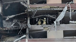 آتش‌نشانان در محل حمله اسرائیل به یک ساختمان در شمال تهران