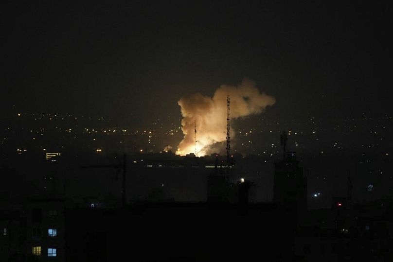 Rauch steigt nach einer Explosion in Teheran, Iran,13. Juni 2025, auf