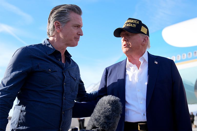 Präsident Donald Trump spricht mit dem kalifornischen Gouverneur Gavin Newsom nach der Ankunft in der Air Force One auf dem Los Angeles International Airport in Los Angeles