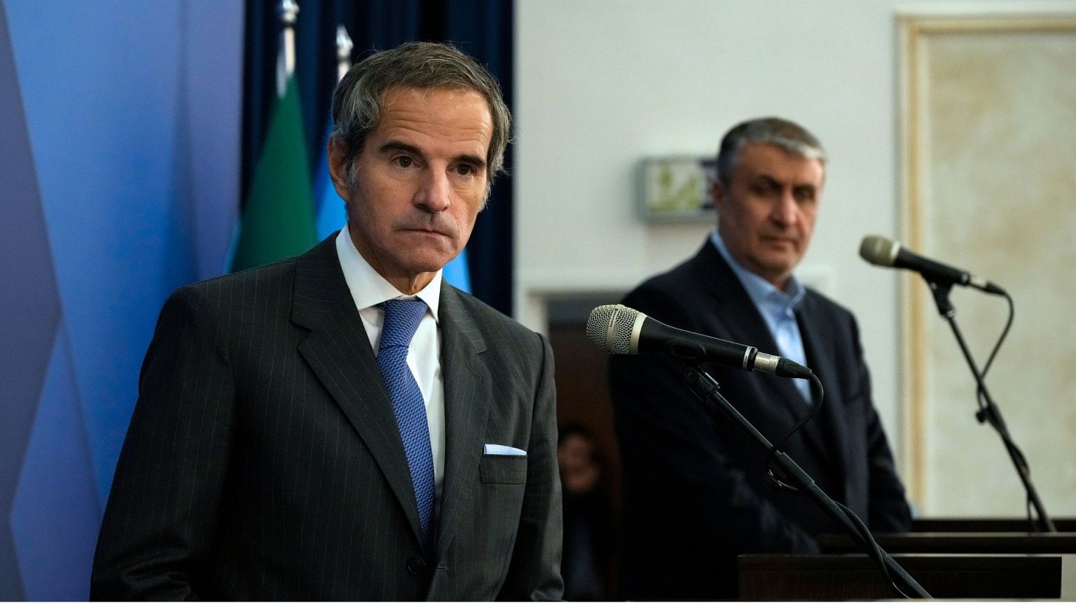 رئیس سازمان اتمی ایران (پشت) و مدیر کل آژانس بین المللی انرژی اتمی