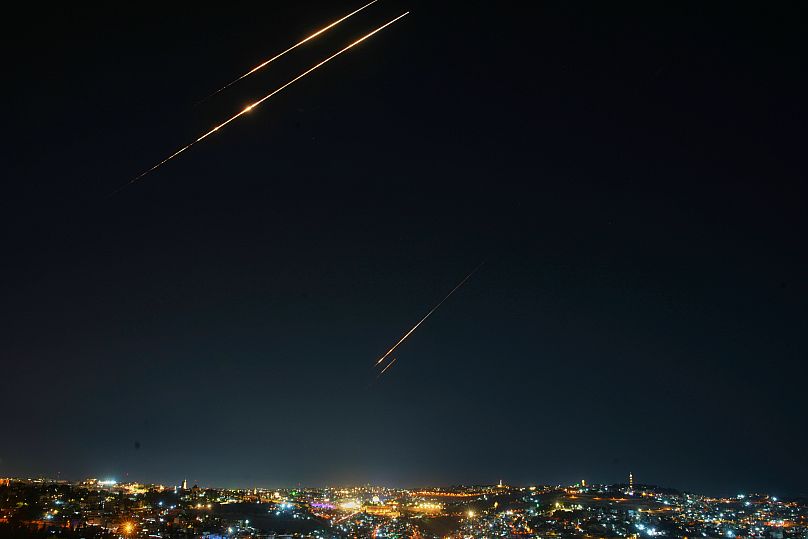 Vestígios são vistos sobre Jerusalém durante um alerta de ataque com mísseis, sexta-feira, 13 de junho de 2025.