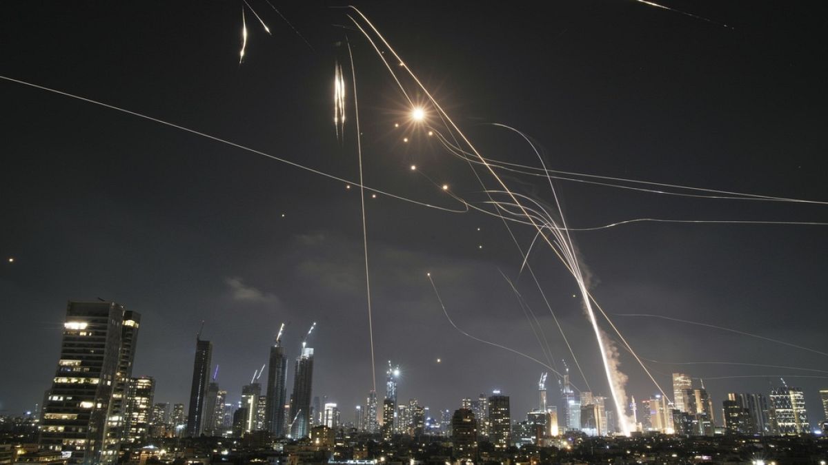 الرد الإيراني بدأ.. صليات متتالية من الصواريخ على إسرائيل ودمار غير مسبوق في تل أبيب