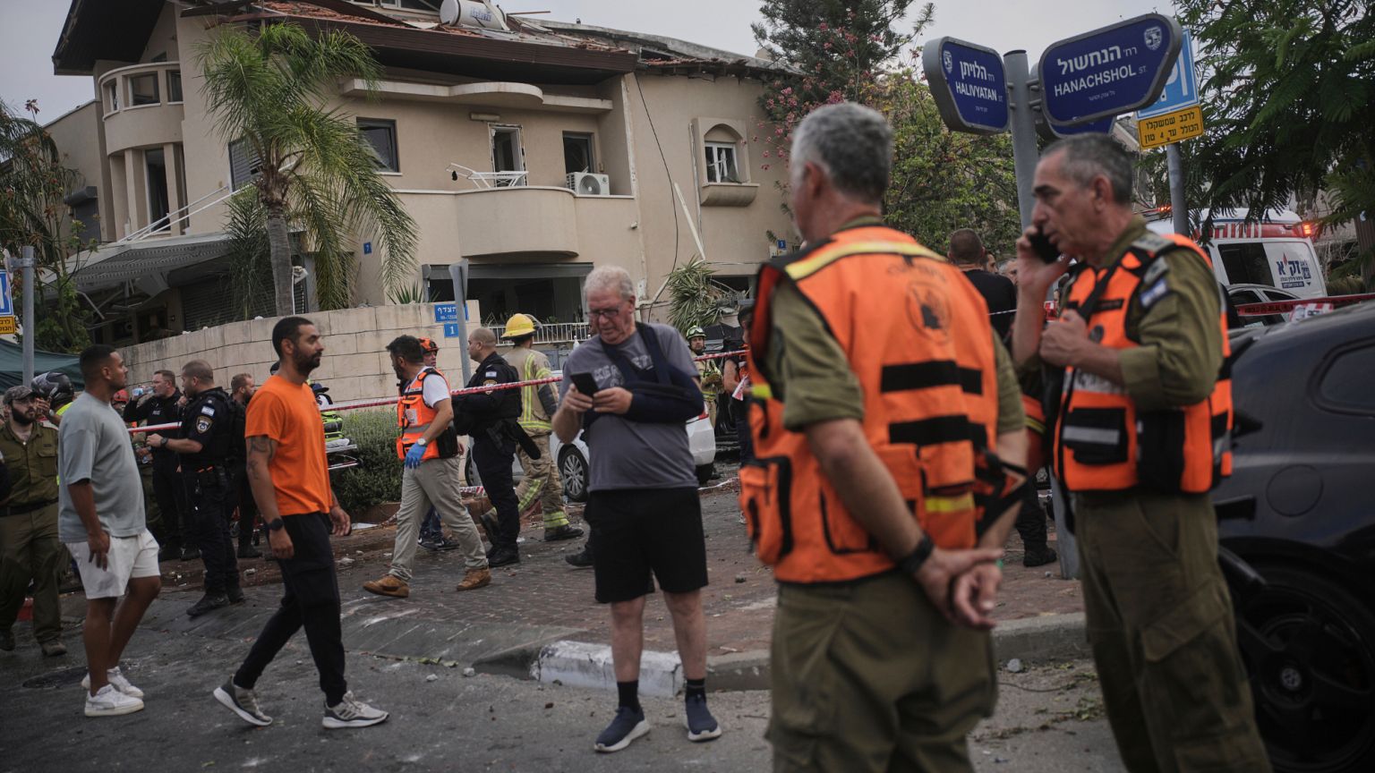 İsrail güvenlik güçleri 14 Haziran 2025 Cumartesi günü İsrail'in Rishon Lezion kentinde İran'dan atılan bir füzenin isabet ettiği bir evi inceledi.