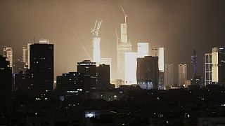 انفجار ناشی از حمله پرتابه، اوایل شنبه، 14 ژوئن 2025، خط افق تلآویو، اسرائیل را روشن می کند