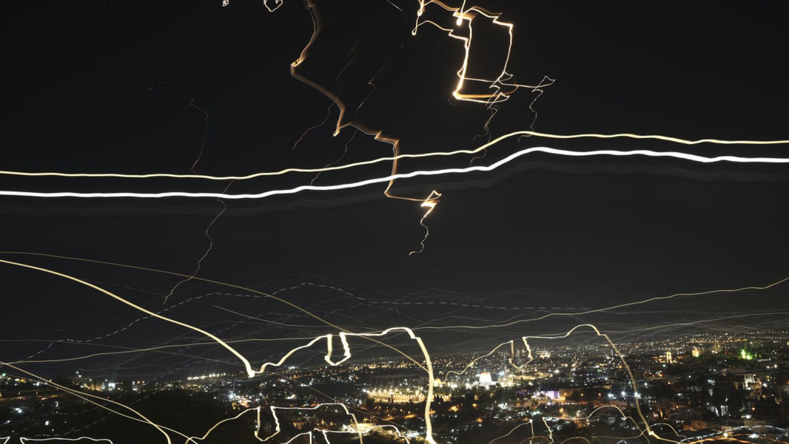 آسمان اورشلیم در شب حمله موشکی ایران، جمعه ۱۳ ژوئن ۲۰۲۵