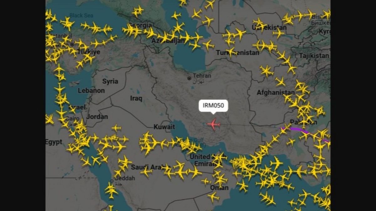 Ein-Passagierflugzeug-flog-allein-nach-Teheran-Tausende-hielten-den-Atem-an-und-sahen-live-zu