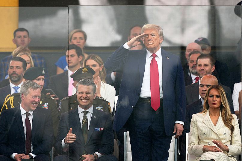 Президент Дональд Трамп отдает честь на военном параде в честь 250-летия армии, совпадающем с его 79-м днем ​​рождения, в субботу, 14 июня 2025 года, в Вашингтоне