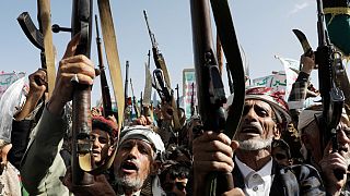 حامیان حوثی ها در جریان تظاهرات هفتگی ضد آمریکا و ضد اسرائیلی در صنعا یمن، جمعه، ۱۳ ژوئن ۲۰۲۵ شعار فریاد می زنند. 