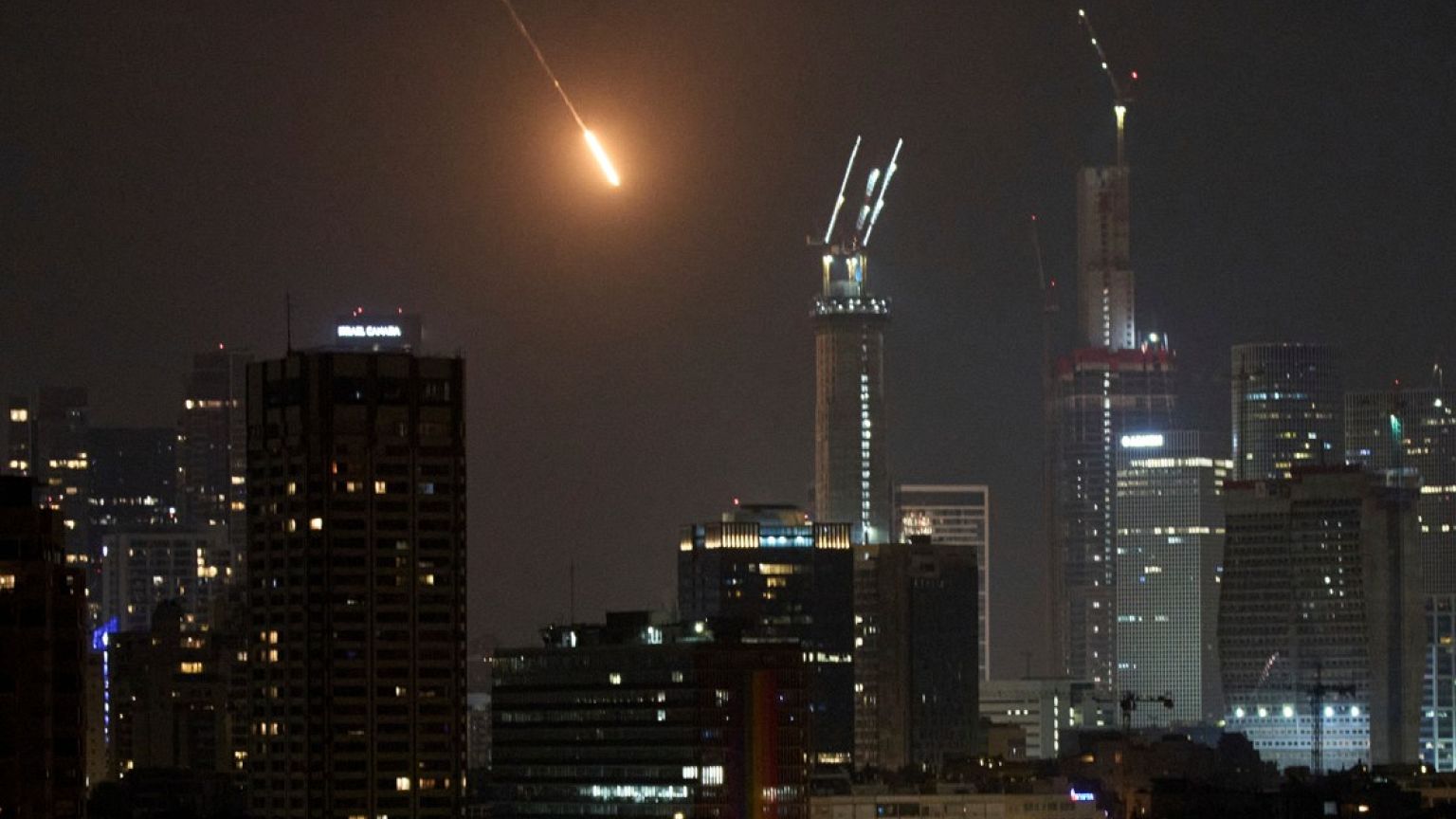 Bir merminin, 14 Haziran 2025 Cumartesi günü erken saatlerde İsrail'in Tel Aviv kentine çarpmasından önceki hali görülüyor.