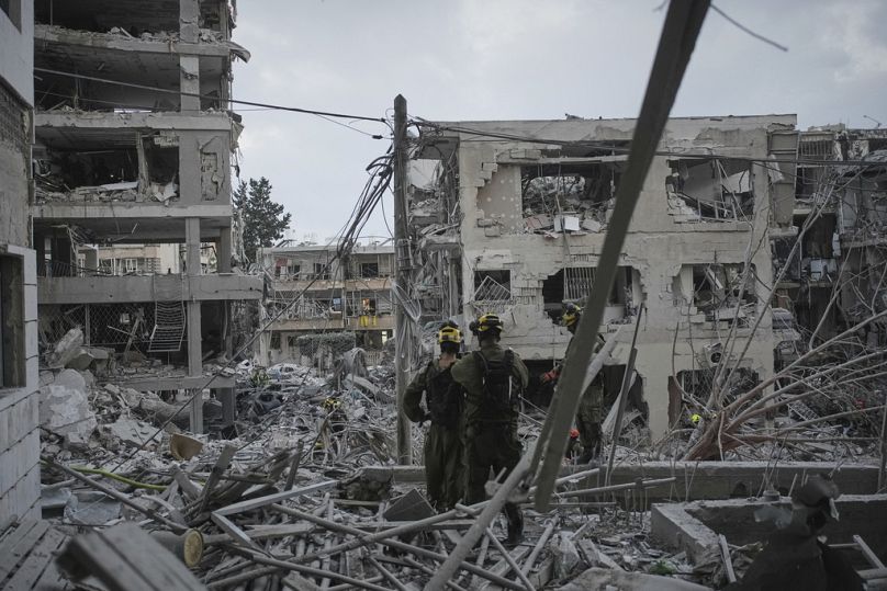 Soldados israelíes buscan sobrevivientes entre los escombros de edificios residenciales destruidos por un ataque con misiles iraníes en la ciudad central israelí de Bat Yam.