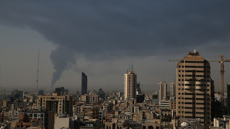 Hatalmas füst száll fel egy olajüzemből Teherán déli részén egy izraeli légicsapást követően
