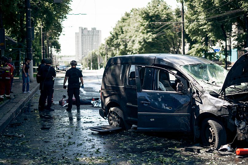 Personas y rescatistas se reúnen en el lugar tras un ataque ruso en Sumy, el 3 de junio de 2025.