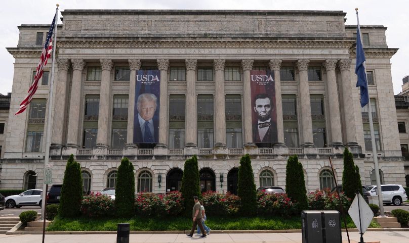 Donald Trump és Abraham Lincoln portréja az USDA főbejáratánál, 2025. május 16-án