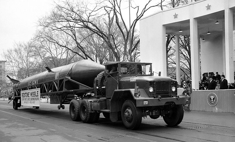 Egy Redstone rakéta Dwight Eisenhower elnök és Richard Nixon alelnök előtt, 1957. január 21-én