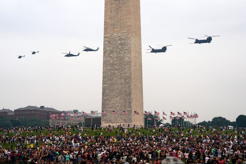 Helikopterek a nézők felett Washingtonban, 2025. június 14-én