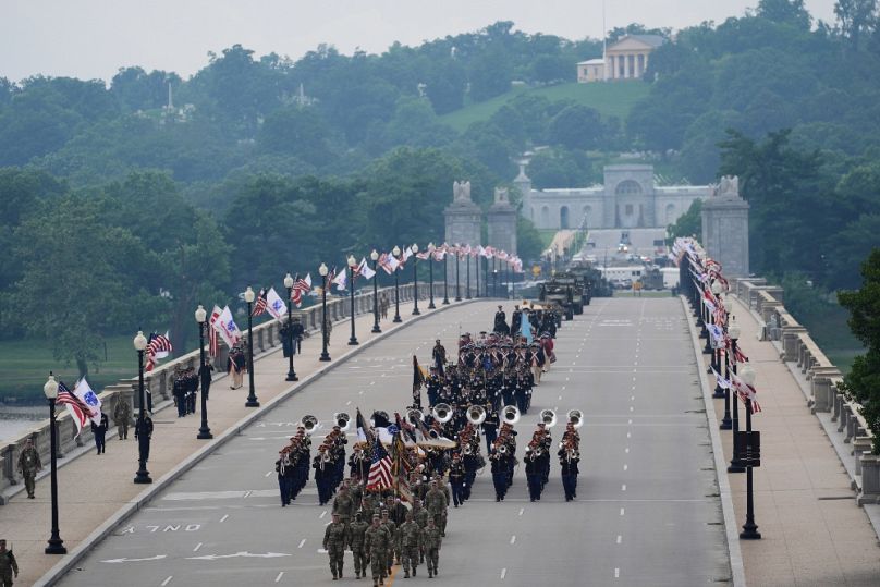 A washingtoni katonai felvonuláson az amerikai hadsereg 250., mindenekelőtt azonban Donald Trump 79. születésnapját ünnepelték