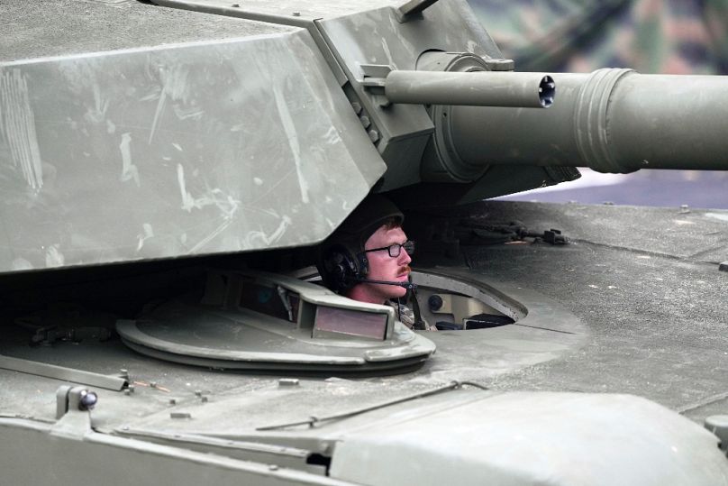 Egy tank a dísztribün előtt Washingtonban, 2025. június 14-én