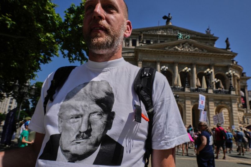 No Kings Day tiltakozás a frankfurti opera előtt, 2025. június 14-én