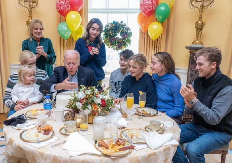 Joe Biden elfújta a születésnapi torta gyertyáját