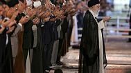  آیت الله علی خامنه‌ای، رهبر عالی کشور، روز دوشنبه ۲۶ خرداد ۱۳۹۶ در مسجد جامع امام خمینی در تهران، ایران، برگزاری نماز عید فطر را برگزار می کند. 