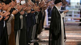 آیت الله علی خامنه‌ای، رهبر عالی کشور، روز دوشنبه ۲۶ خرداد ۱۳۹۶ در مسجد جامع امام خمینی در تهران، ایران، برگزاری نماز عید فطر را برگزار می کند. 