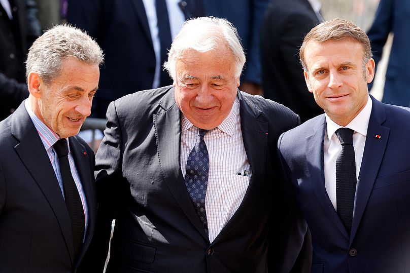 Emmanuel Macron s'entretient avec Nicolas Sarkozy et le président du Sénat Gérard Larcher lors du 84e anniversaire de l'appel de Charles de Gaulle, le 18 juin 2024