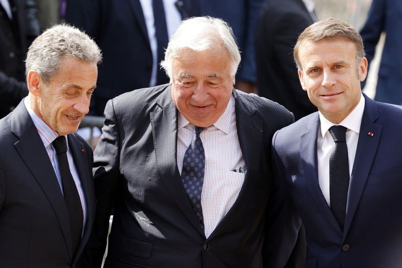 Presidente francês Emmanuel Macron, à direita, fala com o antigo presidente francês Nicolas Sarkozy e com o presidente do Senado francês Gerard Larcher