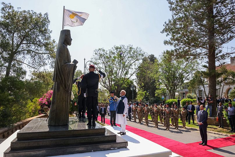 Ο Ναρέντρα Μόντι στον αδριάντα του Αρχιεπισκόπου Μακαρίου Γ'