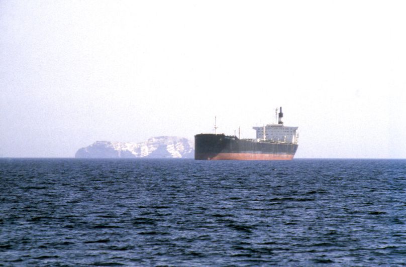 Un petrolero transita por el estrecho de Ormuz, una de las vías fluviales vitales de Oriente Medio – Sultanato de Omán, 1980.