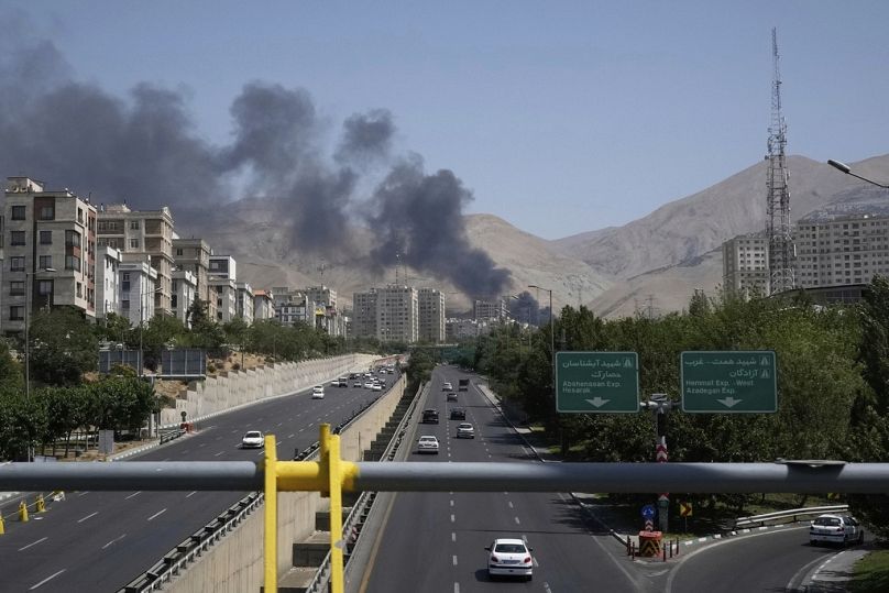 دخان يتصاعد من منشأة لتخزين النفط بعد أن تعرضت لضربة إسرائيلية يوم السبت ، في طهران ، إيران ، الاثنين 16 يونيو 2025.
