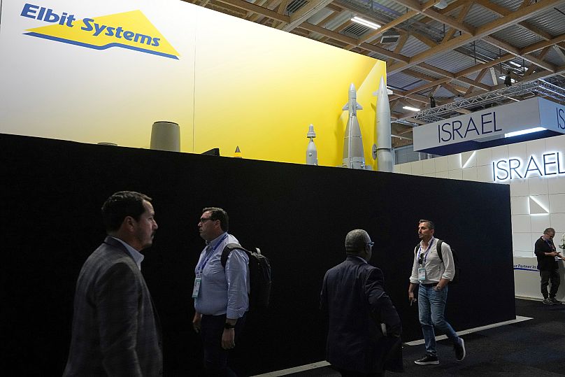 Un mur noir bloquant un stand israélien a été érigé au Salon de l'Aéronautique et de l'Espace de Paris, le lundi 16 juin 2025 au Bourget, au nord de Paris