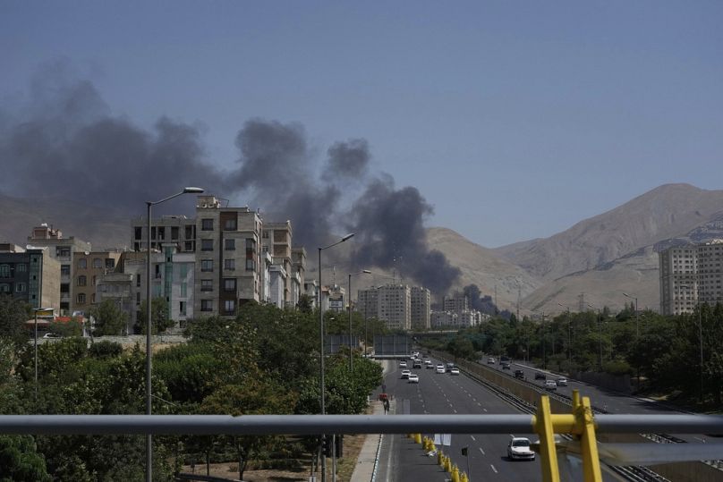 دخان يتصاعد من منشأة لتخزين النفط بعد أن تعرّضت على ما يبدو لضربة إسرائيلية، السبت، في طهران، إيران، الإثنين 16 حزيران/ يونيو 2025. 