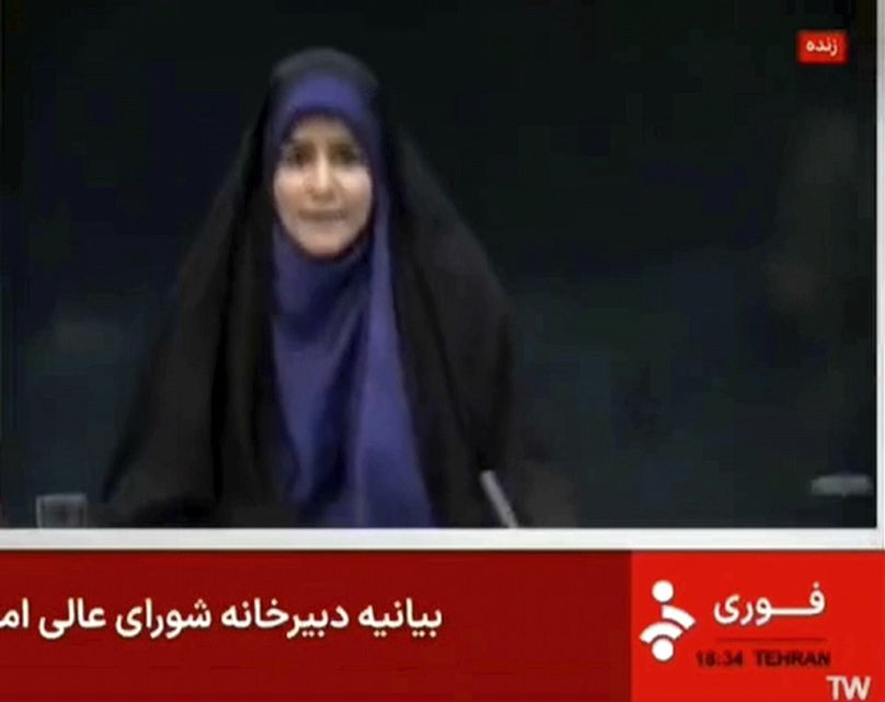 Cette capture d'écran d'une vidéo publiée par la télévision d'État iranienne montre la présentatrice Sahar Emami au milieu d'une explosion due à une attaque israélienne 