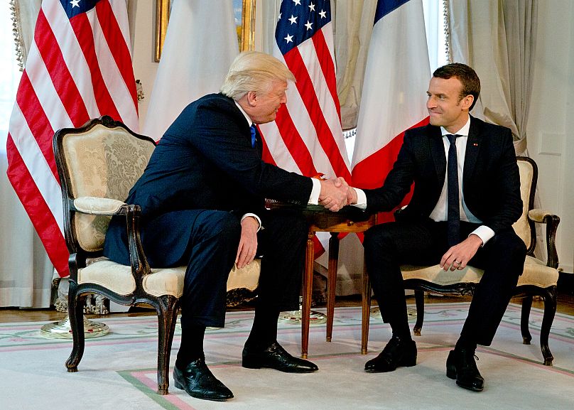Donald Trump e Emmanuel Macron apertam longamente as mãos no início de uma reunião na residência do embaixador dos EUA em Bruxelas, quinta-feira, 25 de maio de 2017