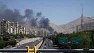 دود برخاسته از یک انبار نفت پس از حمله هوایی اسرائیل به تهران، دوشنبه ۱۶ ژوئن ۲۰۲۵