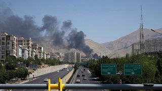 دود برخاسته از یک انبار نفت پس از حمله هوایی اسرائیل به تهران، دوشنبه ۱۶ ژوئن ۲۰۲۵