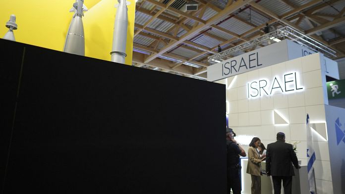 Azienda israeliana di difesa annuncia causa alla Francia per aver oscurato stand al Paris Air Show
