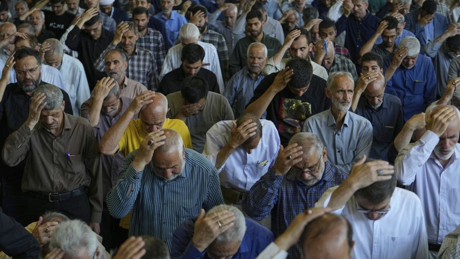 Fieles iraníes asisten a la oración del viernes en el campus de la Universidad de Teherán en Teherán, Irán, viernes 13 de junio de 2025.
