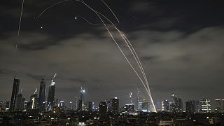 El sistema de defensa antiaérea israelí Cúpula de Hierro dispara para interceptar cohetes durante un ataque iraní sobre Tel Aviv, Israel, domingo 15 de junio de 2025.
