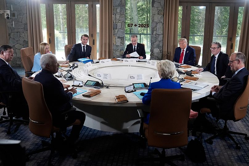 Les dirigeants du G7, avec la présidente de la Commission européenne Ursula von der Leyen et le président du Conseil européen António Costa, à Kananaskis, le 16 juin 2025