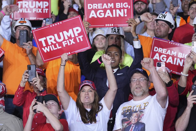 مؤيدون لترامب خلال تجمع انتخابي بقاعة فان أندل أرينا في غراند رابيدز، ميشيغان، في 5 نوفمبر 2024.