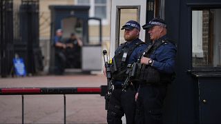 Dos agentes montan guardia en Lancaster House, en Reino Unido.