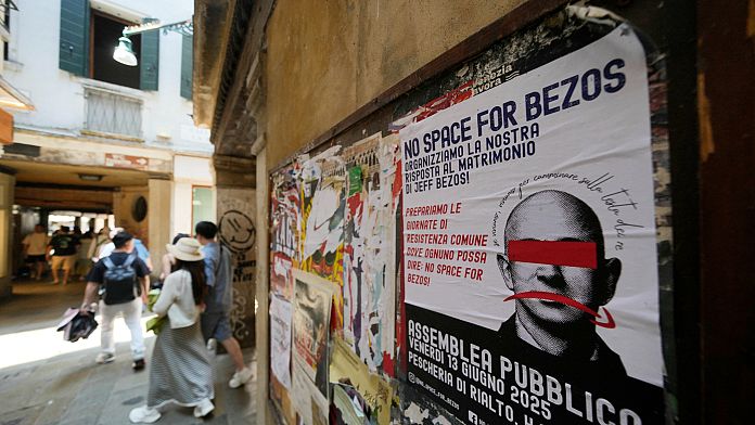 “No Space for Bezos”: proteste a Venezia contro il matrimonio del fondatore di Amazon